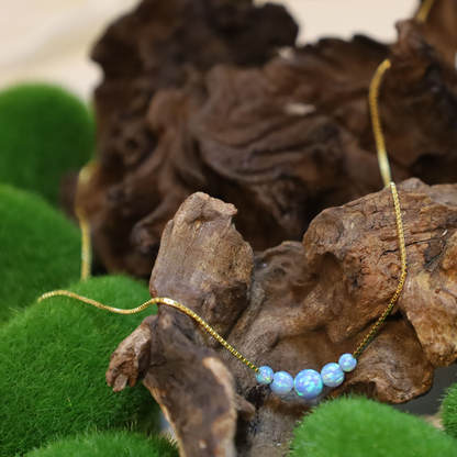 Opal Collier Blau – Feine Venezianerkette mit 5 weißen Opal Perlen