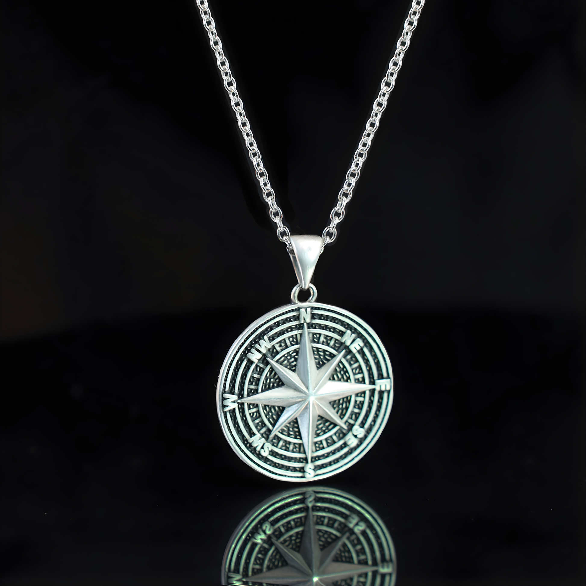 Kompass Halskette auf dunklem Hintergrund – Premium Shot