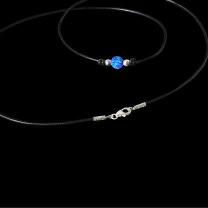 Blauer Opal Halskette – 8 mm Rundanhänger mit 925 Sterling Silber & Echtlederband | Handgefertigter Choker für Damen