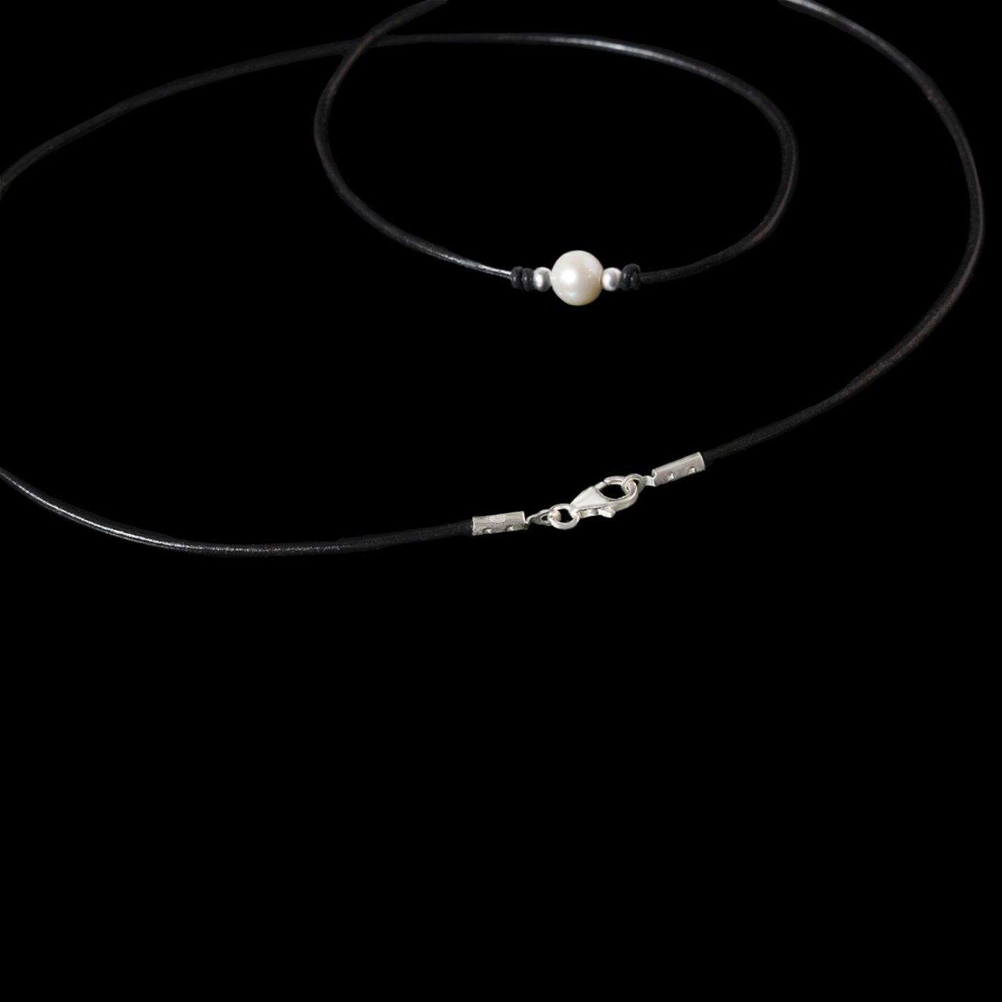 Minimalistische Perlenkette mit Lederband – Nahaufnahme