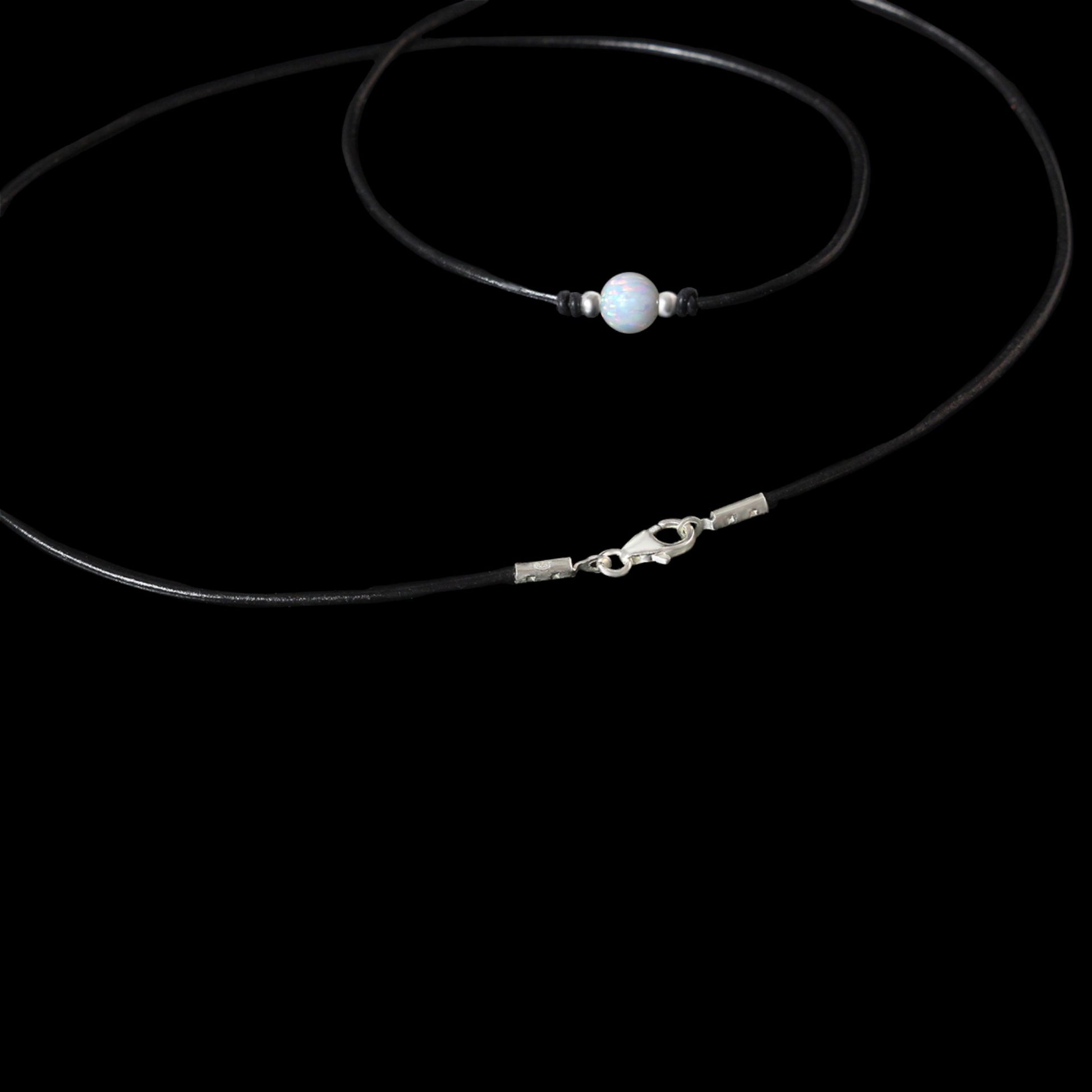 Schwarzes Ziegenlederband mit Opalanhänger