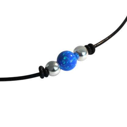 Nahaufnahme – leuchtender blauer Opal mit silbernen Akzenten