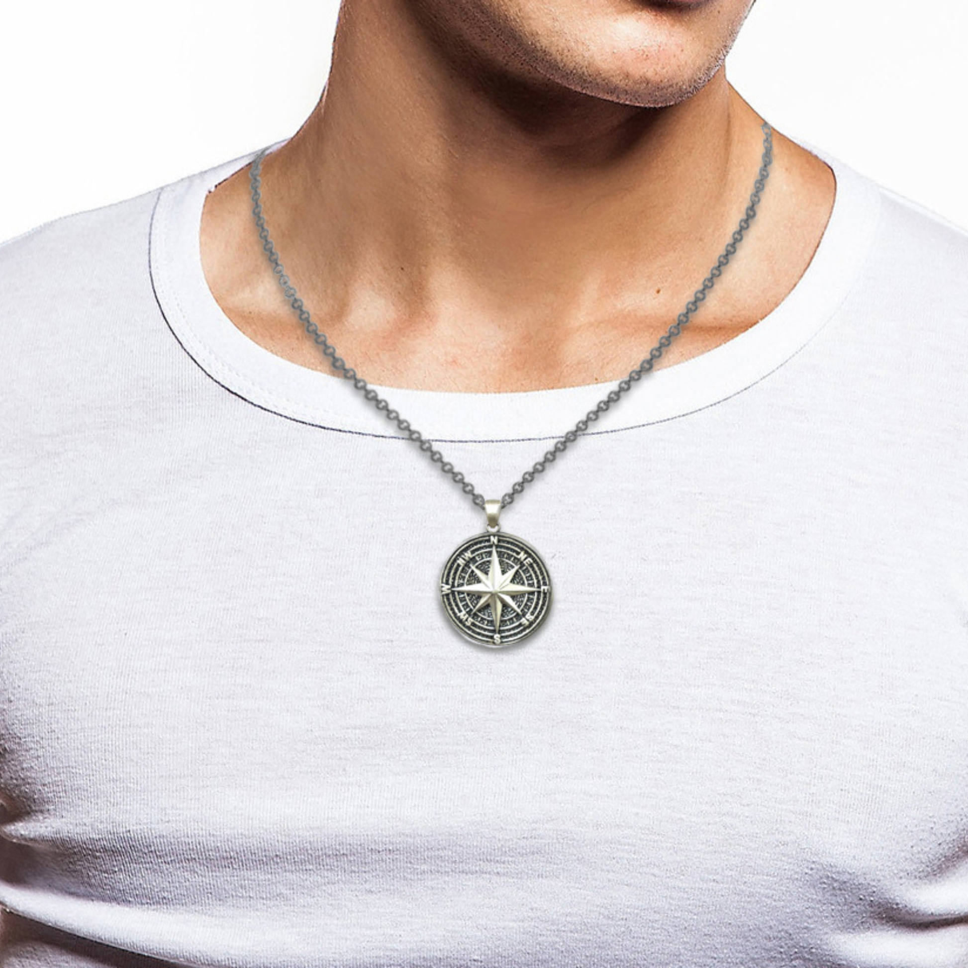 Edellis Kompass Halskette getragen von Mann – Lifestyle