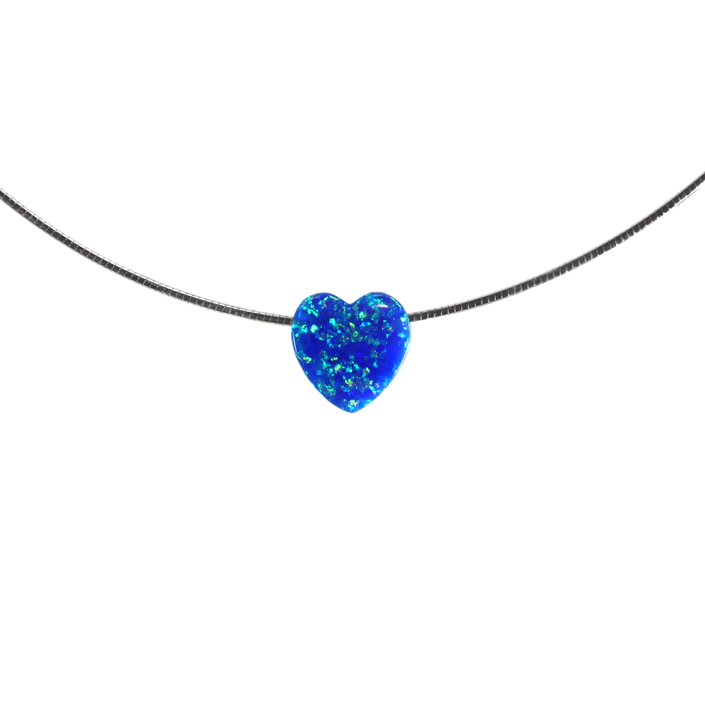 Nahaufnahme des schimmernden blauen Opals in Herzform auf rhodinierter Omega-Kette