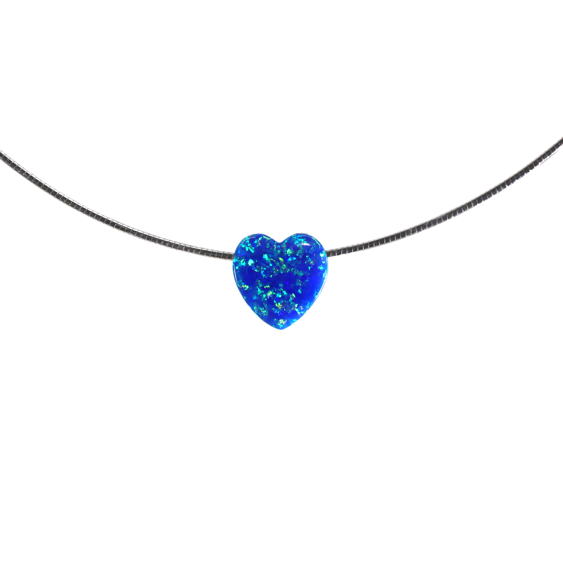 Nahaufnahme des schimmernden blauen Opals in Herzform auf rhodinierter Omega-Kette