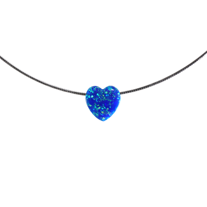 Nahaufnahme des schimmernden blauen Opals in Herzform auf rhodinierter Omega-Kette