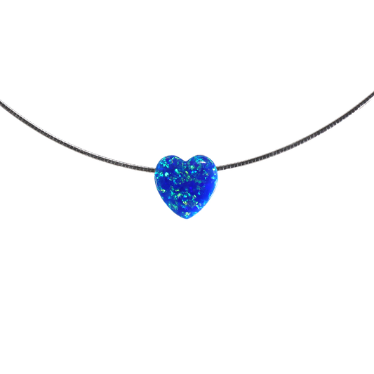 Nahaufnahme des schimmernden blauen Opals in Herzform auf rhodinierter Omega-Kette