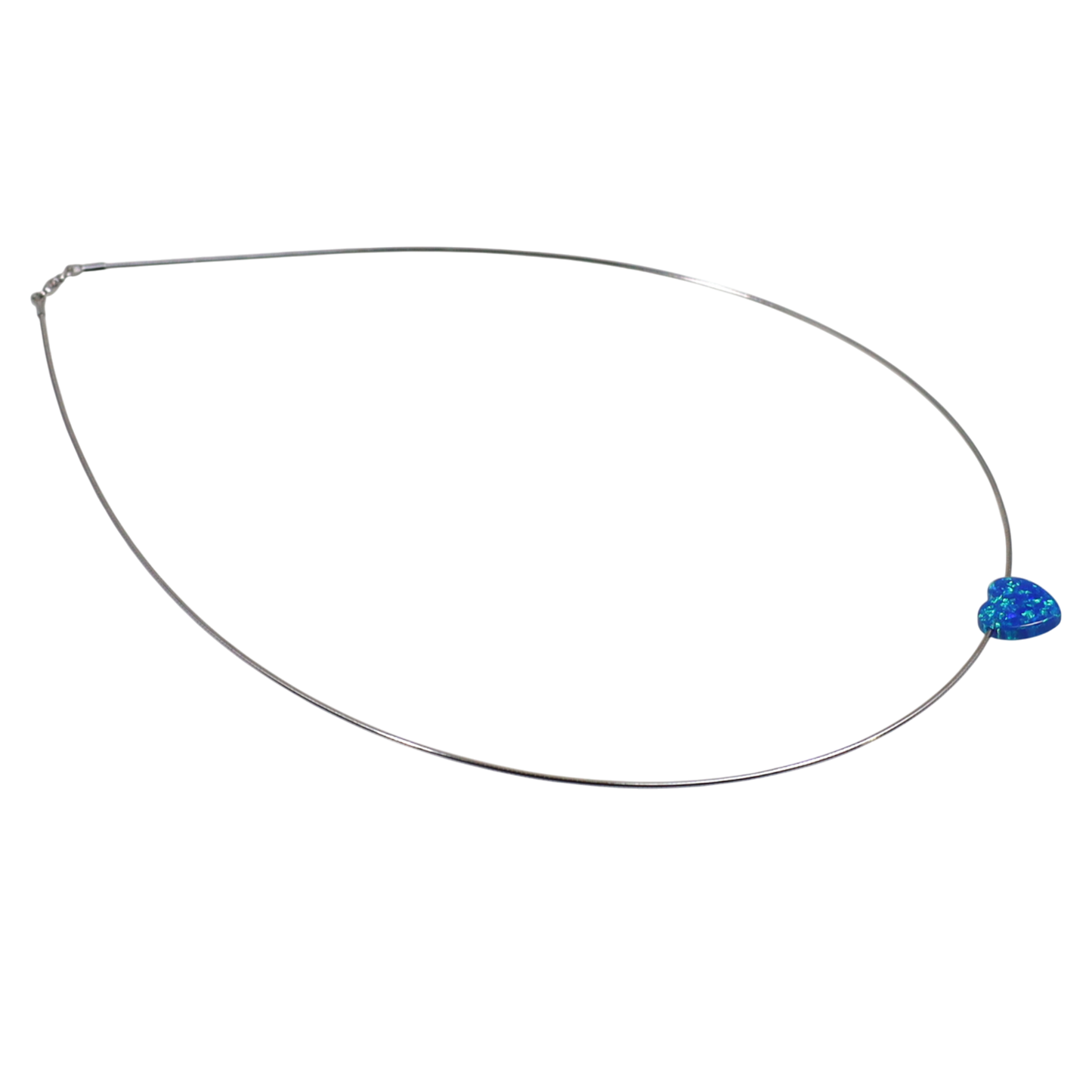 Edellis Omega Halskette mit blauem Herz-Opal – elegante Ansicht auf weißem Hintergrund