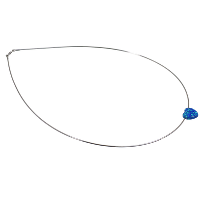 Edellis Omega Halskette mit blauem Herz-Opal – elegante Ansicht auf weißem Hintergrund