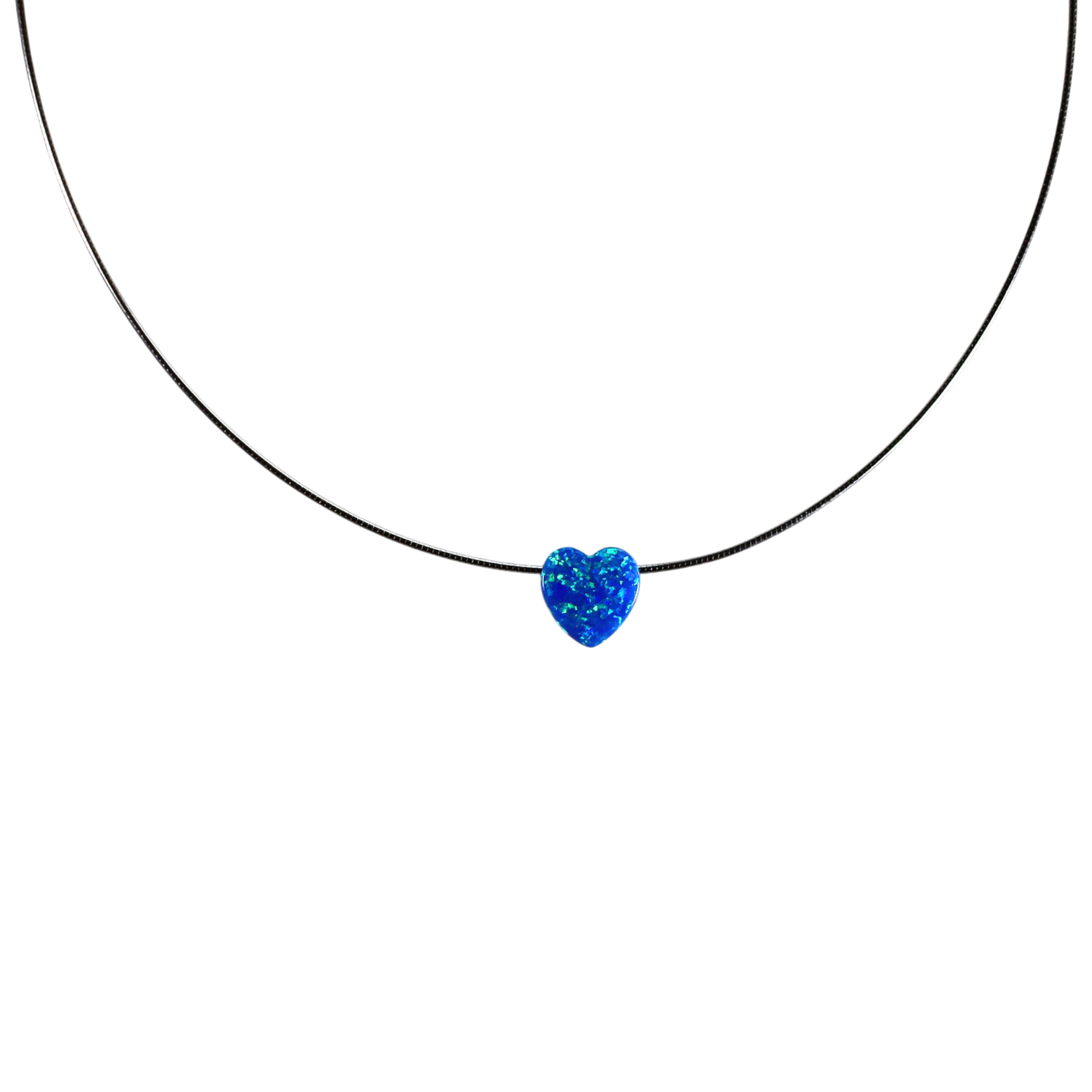 Edellis Halskette mit blauem Herzanhänger – Detailaufnahme auf schwarzem Hintergrund