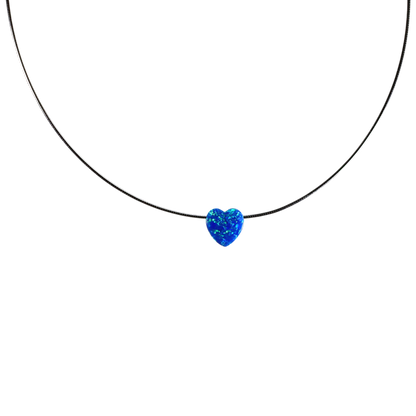 Edellis Halskette mit blauem Herzanhänger – Detailaufnahme auf schwarzem Hintergrund