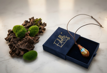 Haiskette mit Anhänger in Tropfenform aus Akazienholz & weißem Welo-Opal