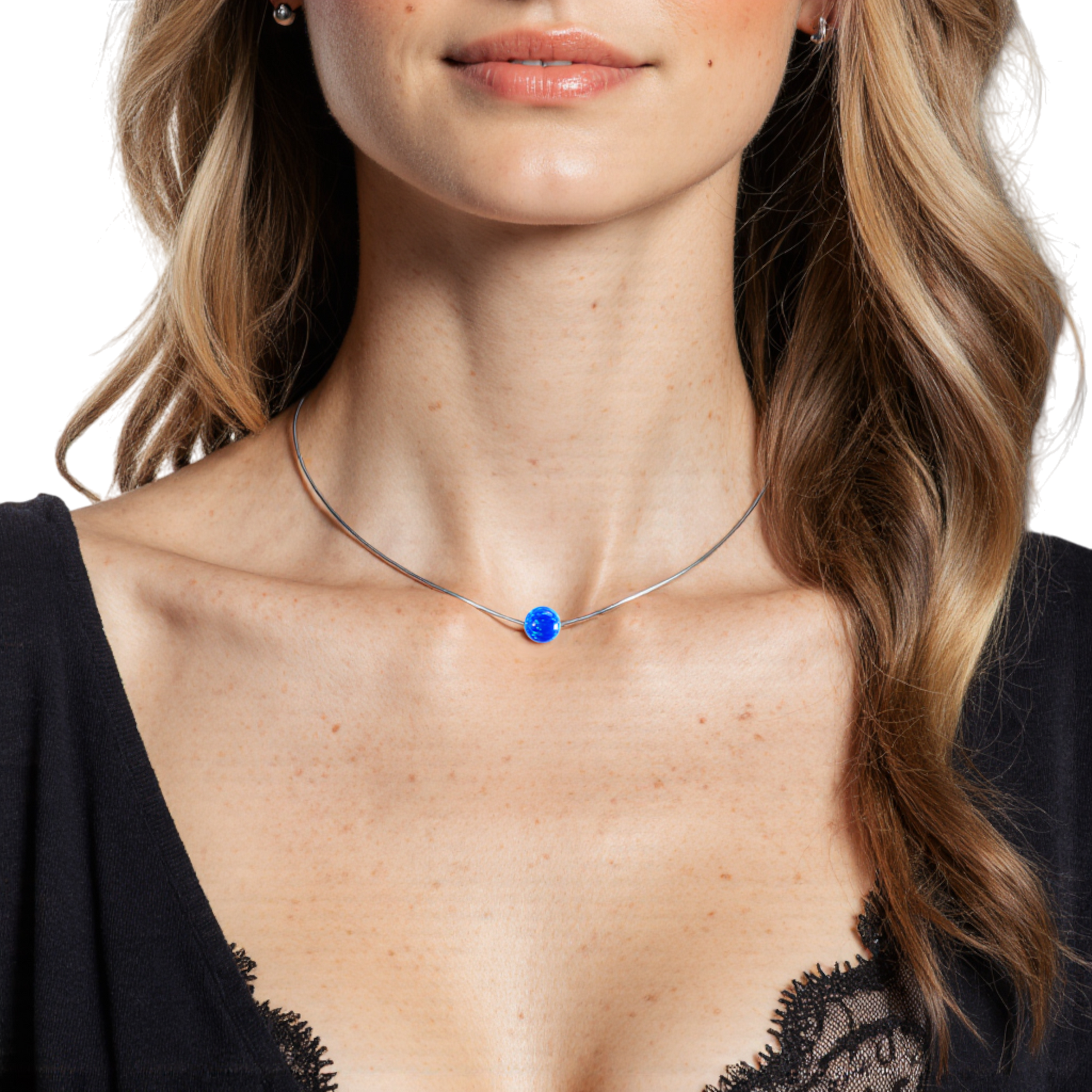Lifestyle-Aufnahme: Frau trägt Edellis Omega-Halskette mit blauem Opal
