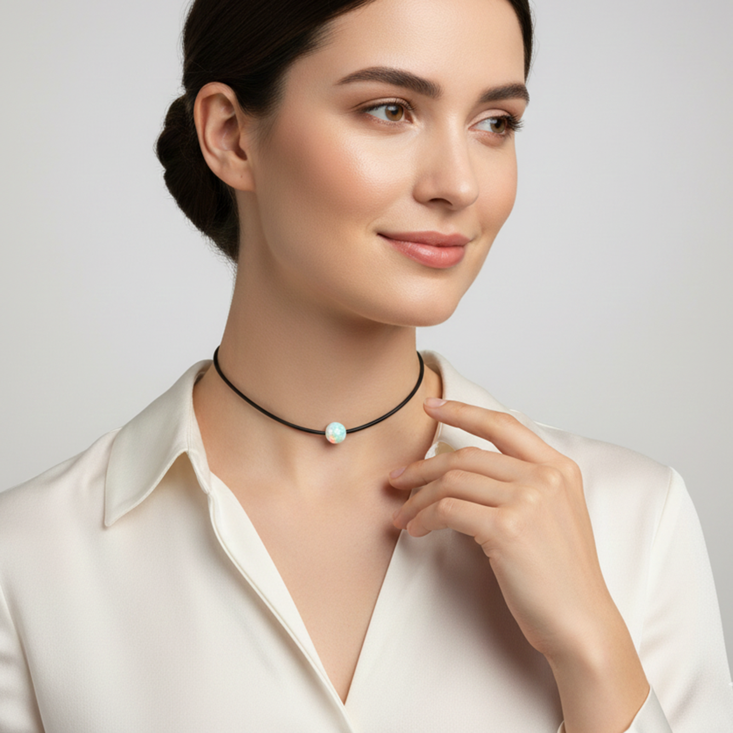 Damen-Choker aus Ziegenleder mit weißem Opal (8 mm) mit 925 Sterling-Silber Karabinerverschluss | Länge wählbar