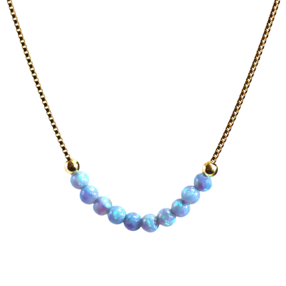 Hauptbild (Gold auf Weiß): „Edellis Opal-Perlenhalskette in Gold Filled – 10 hellblaue 3 mm Opale auf Venezianer-Boxkette, Frontansicht auf weißem Hintergrund“