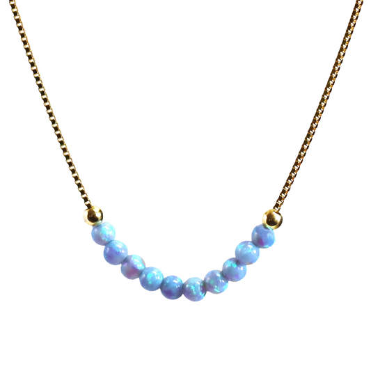 Hauptbild (Gold auf Weiß): „Edellis Opal-Perlenhalskette in Gold Filled – 10 hellblaue 3 mm Opale auf Venezianer-Boxkette, Frontansicht auf weißem Hintergrund“