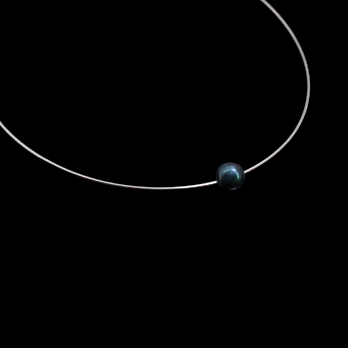 Tahiti-Perlen Omega Halskette (8–9 mm) – 925 Sterling Silber, weiß rhodiniert | „Schwebende Perle“, Farbe Pfau | 42/45 cm