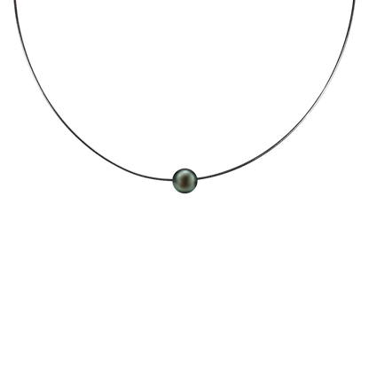 Nahaufnahme der runden Tahiti-Perle (8–9 mm) mit grün-blauem Schimmer