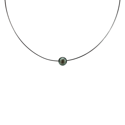 Nahaufnahme der runden Tahiti-Perle (8–9 mm) mit grün-blauem Schimmer