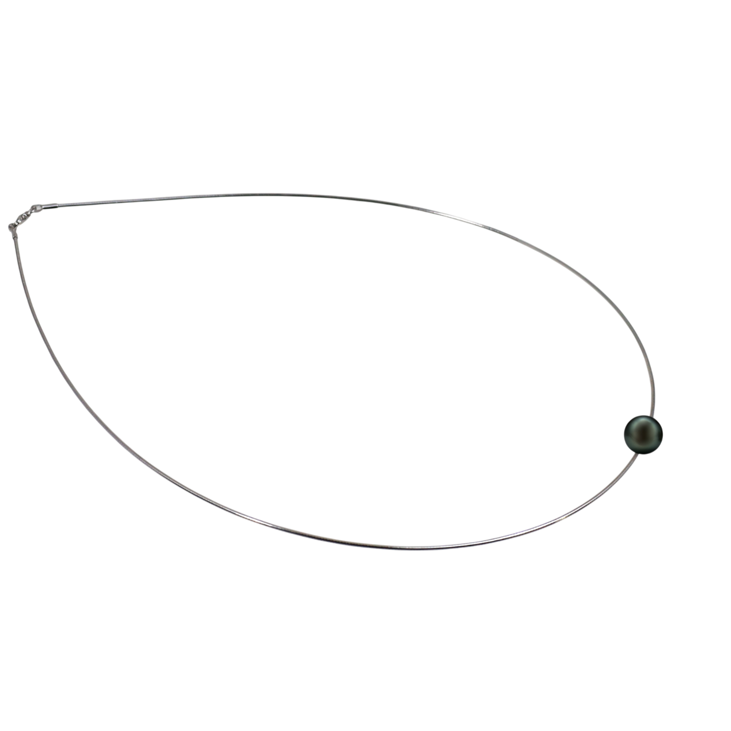 Edellis Omega-Halskette mit schwebender Tahiti-Perle in Pfau auf weißem Hintergrund