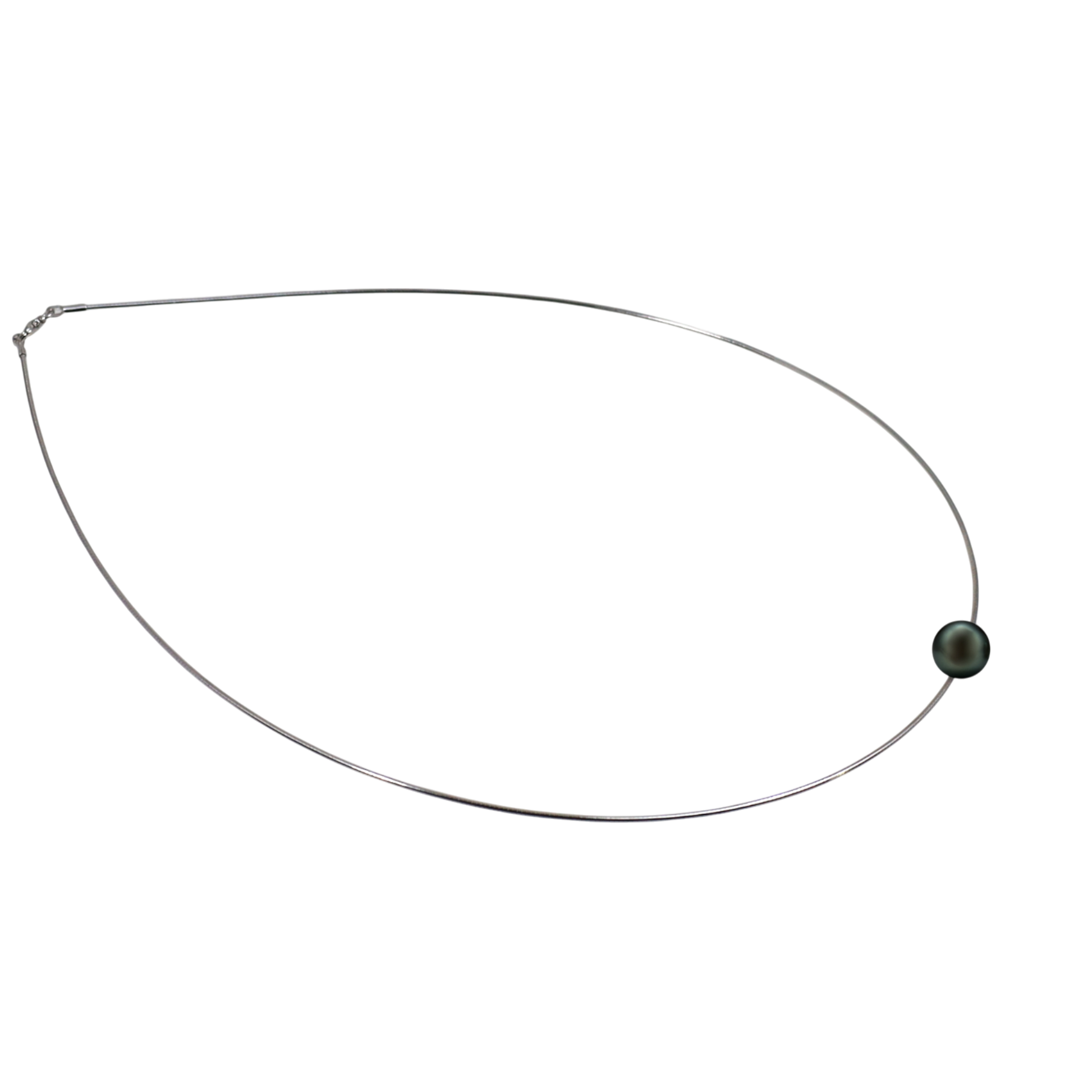 Edellis Omega-Halskette mit schwebender Tahiti-Perle in Pfau auf weißem Hintergrund