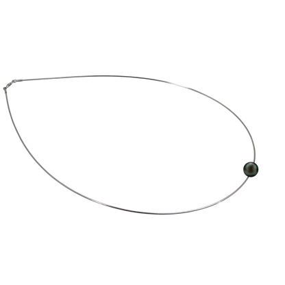 Edellis Omega-Halskette mit schwebender Tahiti-Perle in Pfau auf weißem Hintergrund