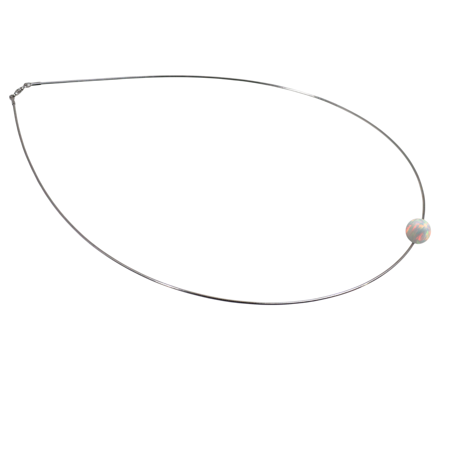 Edellis Omega Halskette mit weißem Opal auf weißem Hintergrund