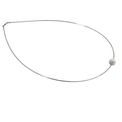 Edellis Omega Halskette mit weißem Opal auf weißem Hintergrund