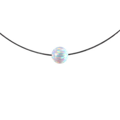 Weißer Opal (8 mm) auf rhodiniertem 925 Silber-Reif – Detailaufnahme