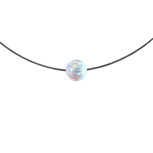 Weißer Opal (8 mm) auf rhodiniertem 925 Silber-Reif – Detailaufnahme