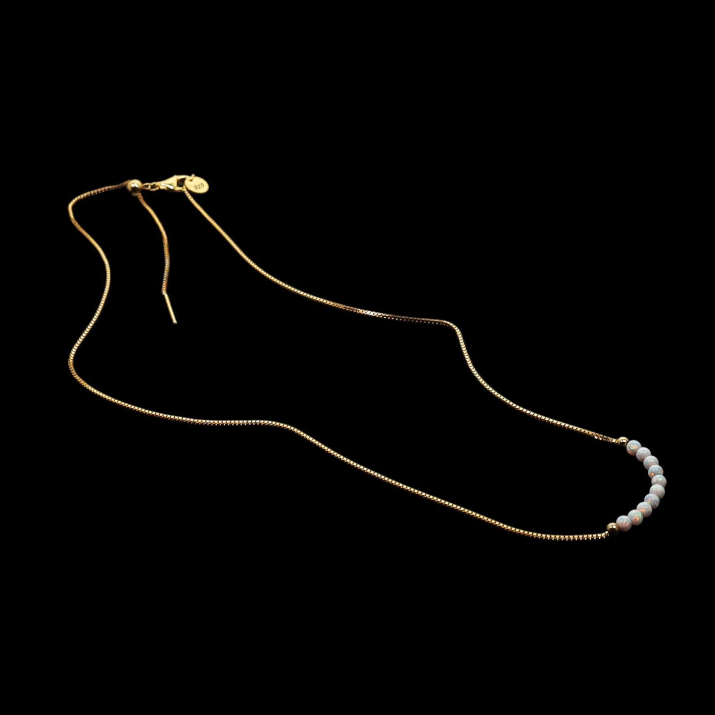 Edellis Weißer Opal-Perlen Halskette – weiß rhodinierte Boxkette auf schwarzem Hintergrund