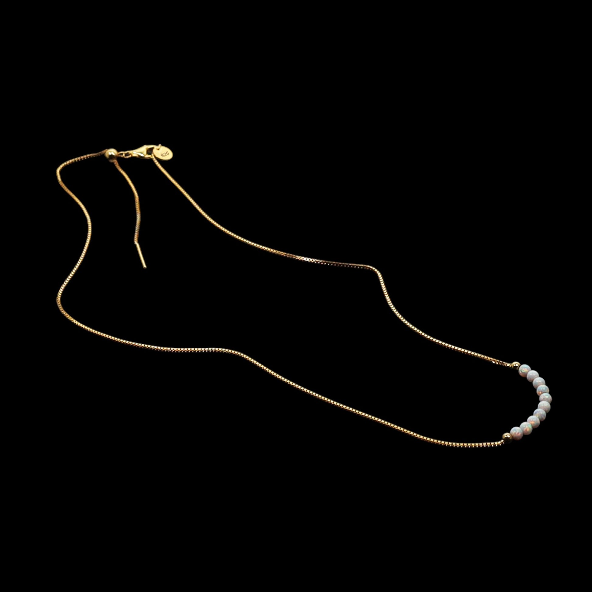 Edellis Weißer Opal-Perlen Halskette – weiß rhodinierte Boxkette auf schwarzem Hintergrund