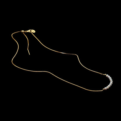 Edellis Weißer Opal-Perlen Halskette – weiß rhodinierte Boxkette auf schwarzem Hintergrund