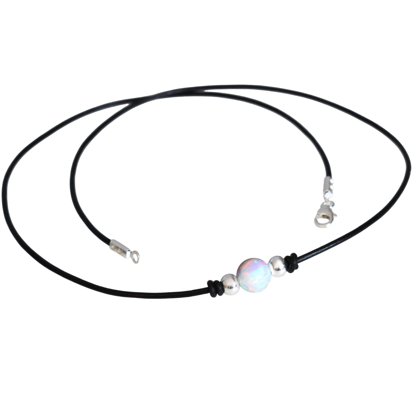 Detailaufnahme des runden Opals mit Silberakzenten