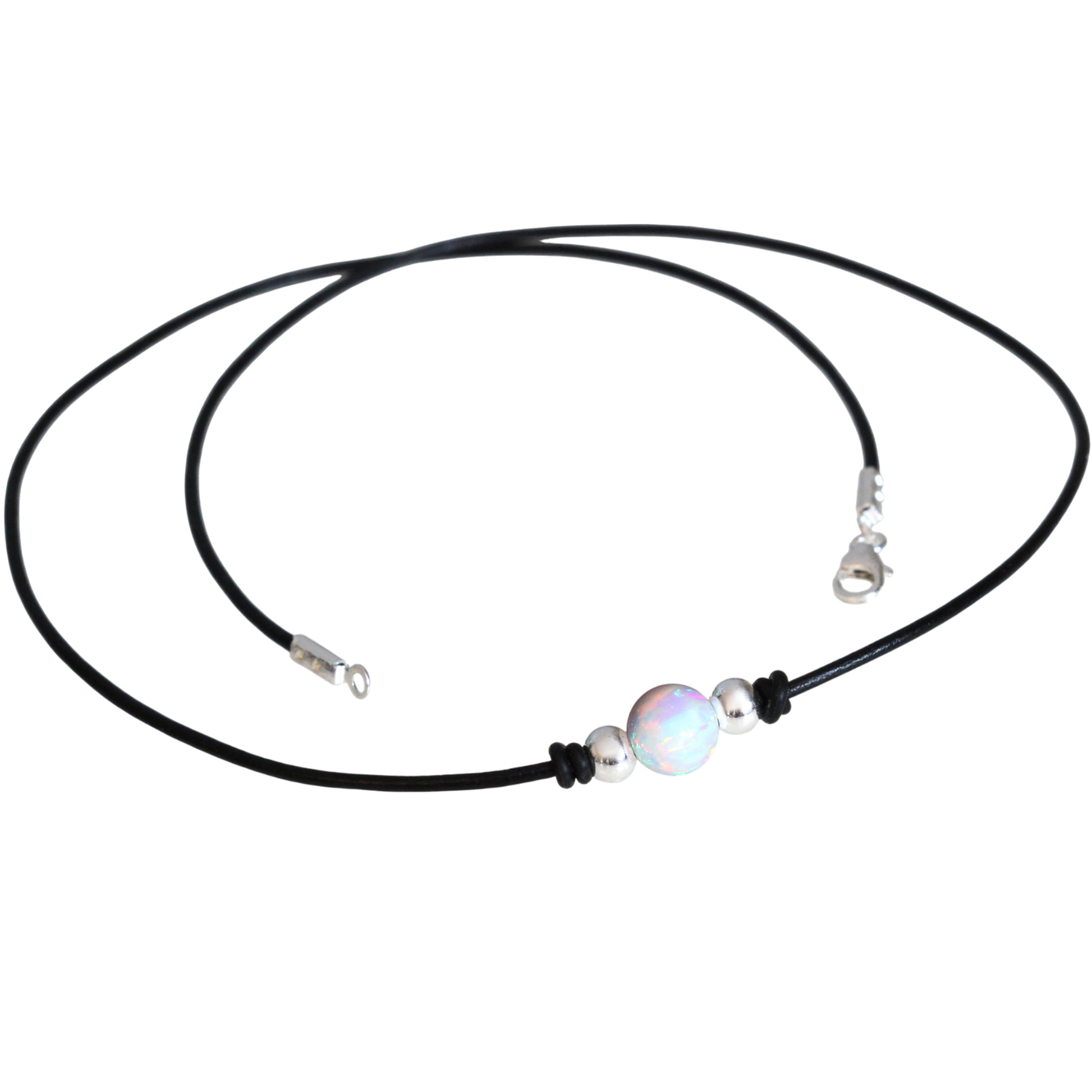 Detailaufnahme des runden Opals mit Silberakzenten