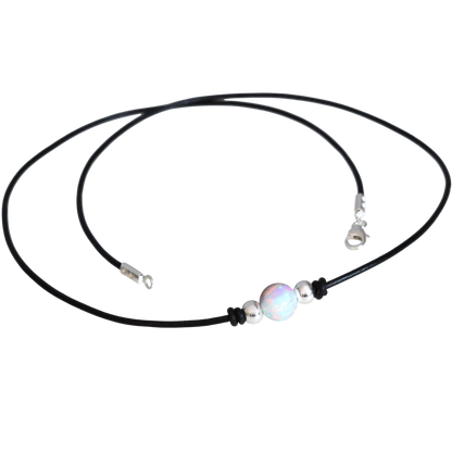 Detailaufnahme des runden Opals mit Silberakzenten