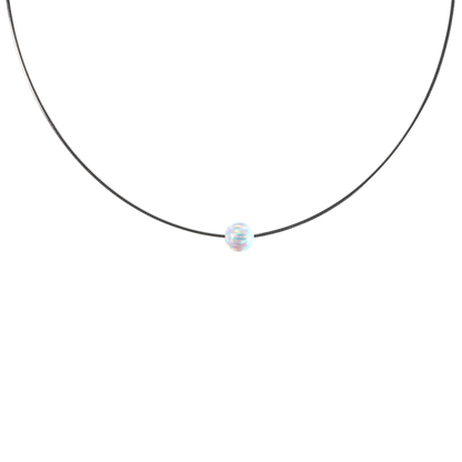 Schwebender Opalanhänger in Regenbogenfarben – Nahaufnahme