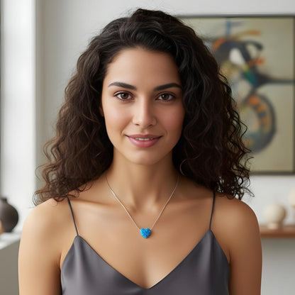 Lifestyle-Foto mit Modell, das die Edellis Halskette trägt