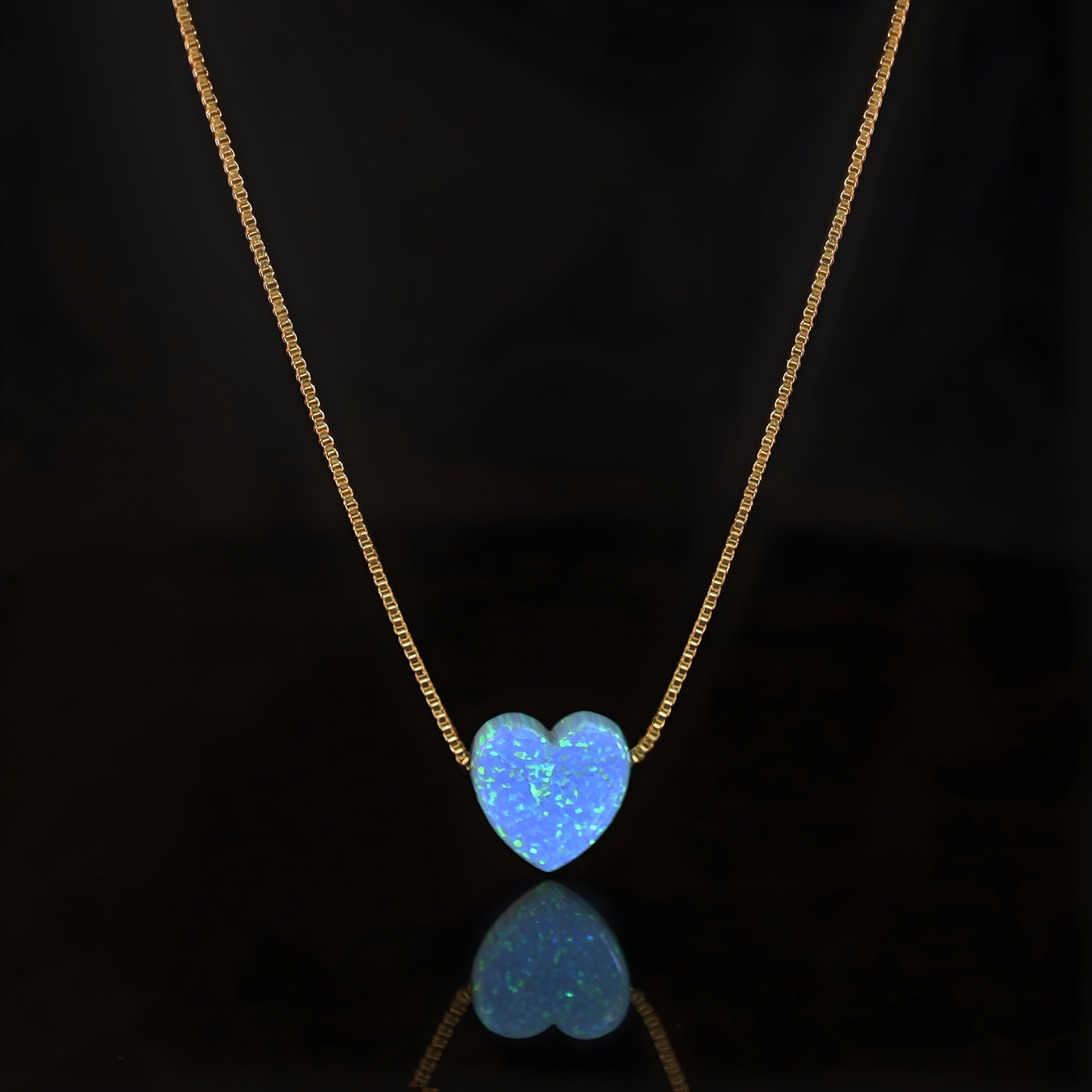 Edellis Königsblauer Opal Herzanhänger auf schwarzem Hintergrund