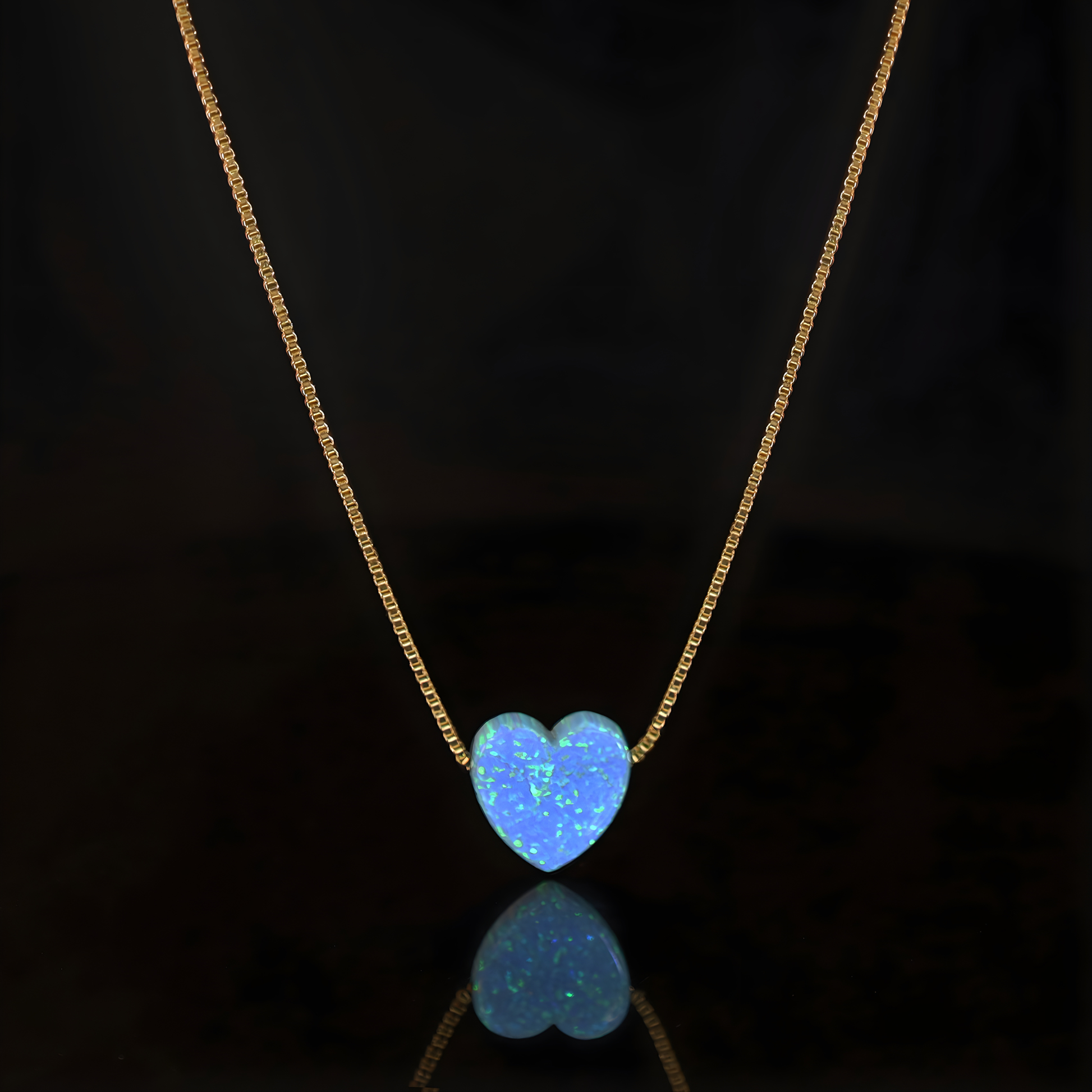 Edellis Königsblauer Opal Herzanhänger auf schwarzem Hintergrund