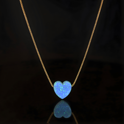Edellis Königsblauer Opal Herzanhänger auf schwarzem Hintergrund