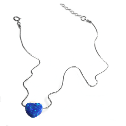 Detailaufnahme des blauen Opals in Herzform