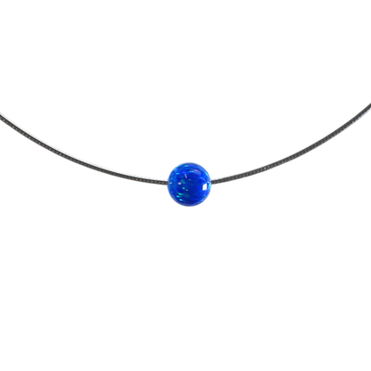 Omega-Halskette mit Blauem Opal 8 mm – Weiß Rhodiniertes 925 Sterling Silber | Elegantes Collier mit Schimmerndem Opalstein