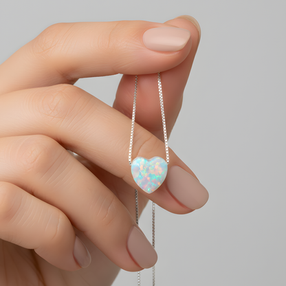Weißer Opal Herz Anhänger aus rhodiniertem 925 Sterling Silber an feiner Kette
