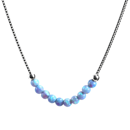Edellis Opal-Perlenhalskette in rhodiniertem 925 Silber – 10 hellblaue 3 mm Opale, Frontansicht auf weiß