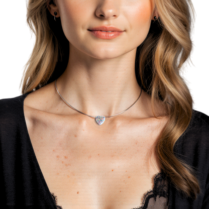 Omega-Halskette „Heart of Opal“ – Weißer Herz-Opal (12 mm) | 925 Silber, rhodiniert