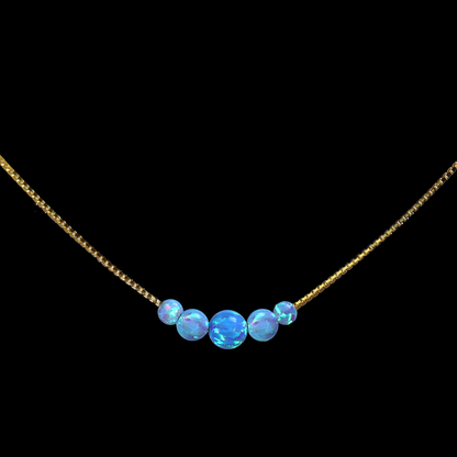 Opal Collier Blau – Feine Venezianerkette mit 5 weißen Opal Perlen